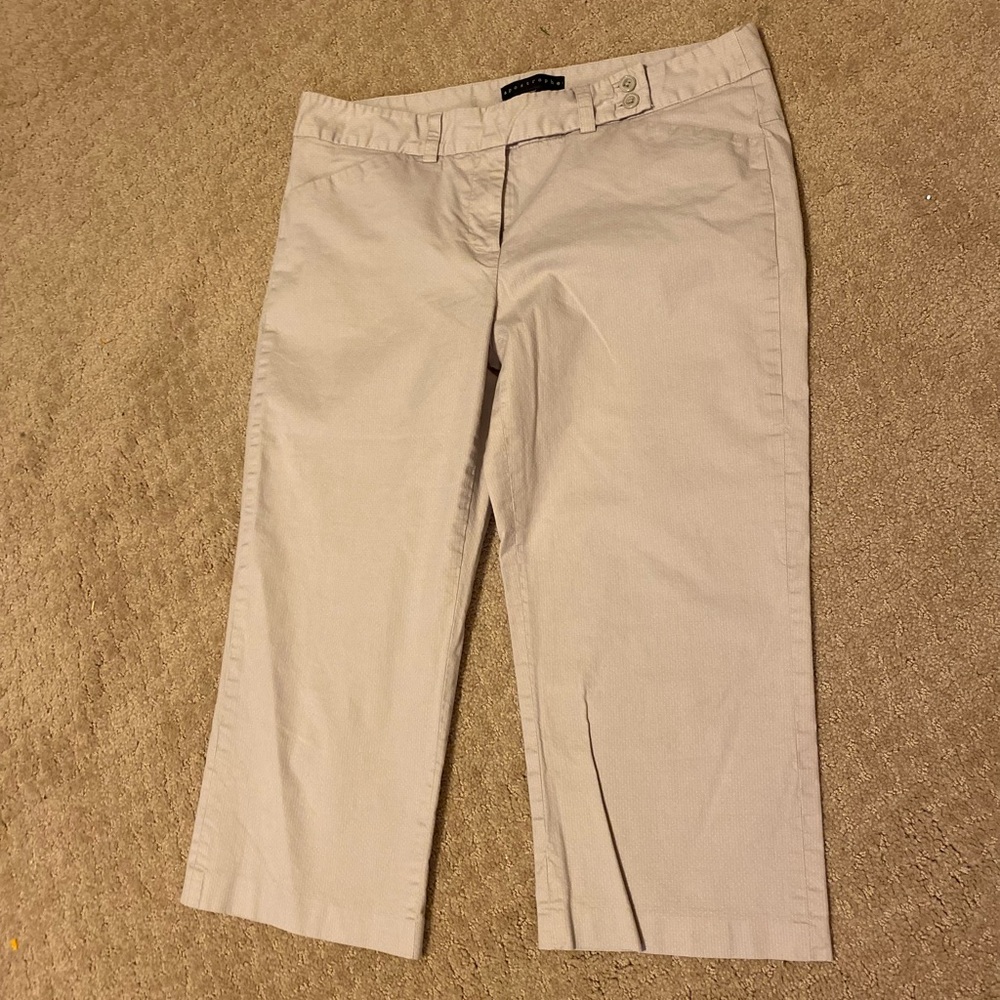 Apostrophe - Woman’s (Fiona) cream w/pin white decor Capri pants, Size: 8
